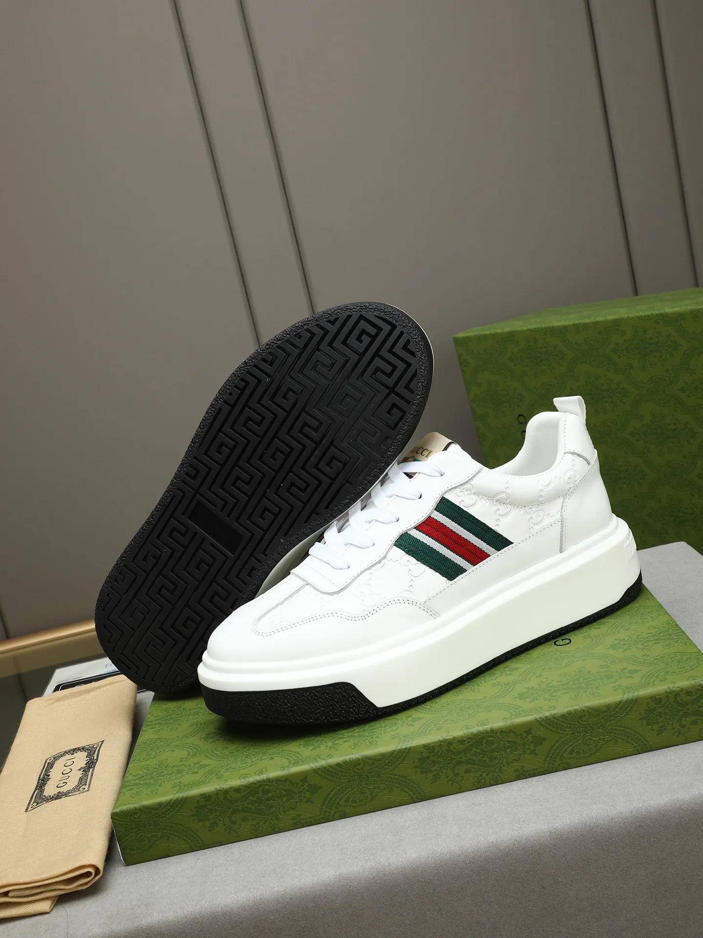 Men's shoes 💰480 New men's shoes GUCCI Fashion trend Made of first-layer calfskin ➕ washed sheep lining! The foot feels super comfortable and the workmanship is impeccable. Foam ultra-light outsole, size: 38-44 (45 customized) 4 colors to choose from!